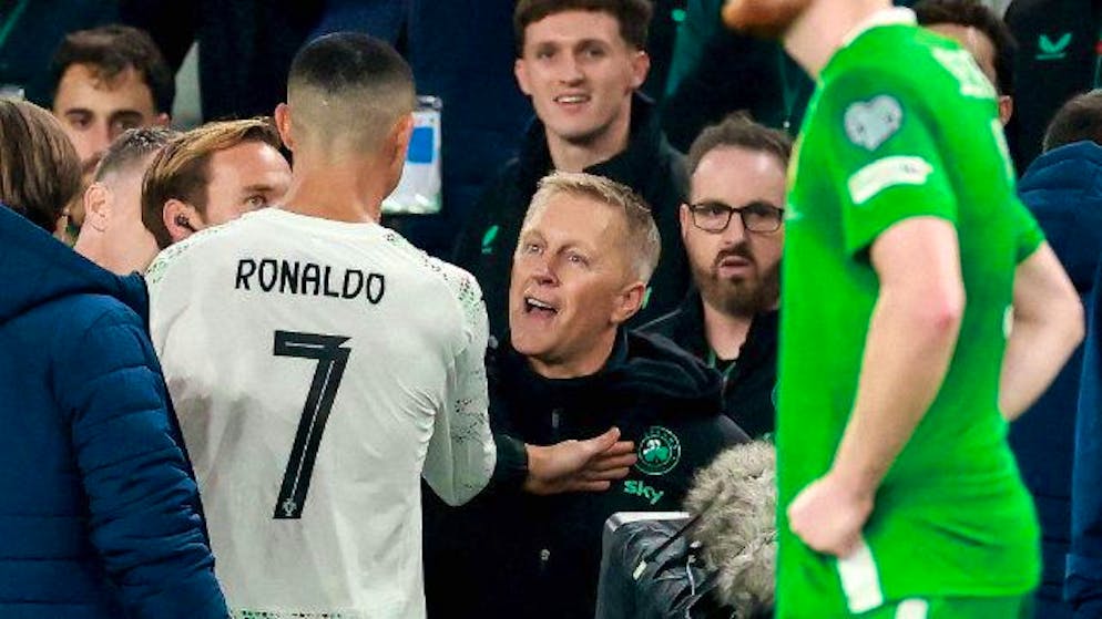 Ronaldo fliegt mit Rot vom Platz und gratuliert danach Irland-Trainer Heimir Hallgrimsson.