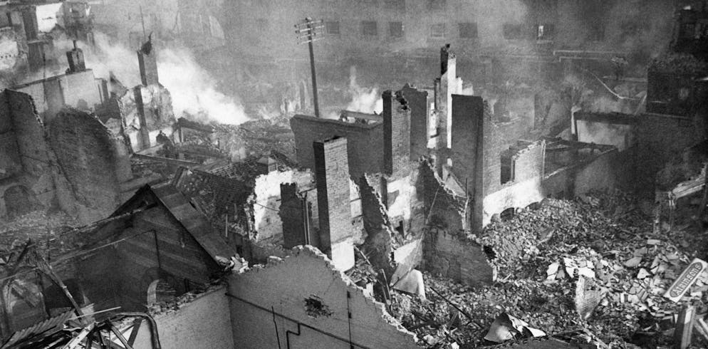 Coventry. Vue d'une partie de la ville de Coventry, dans le centre de l'Angleterre, le 17 novembre 1940, qui a été la cible principale des bombardements nazis. Les bâtiments détruits continuent de brûler. (KEYSTONE/AP/Str)
