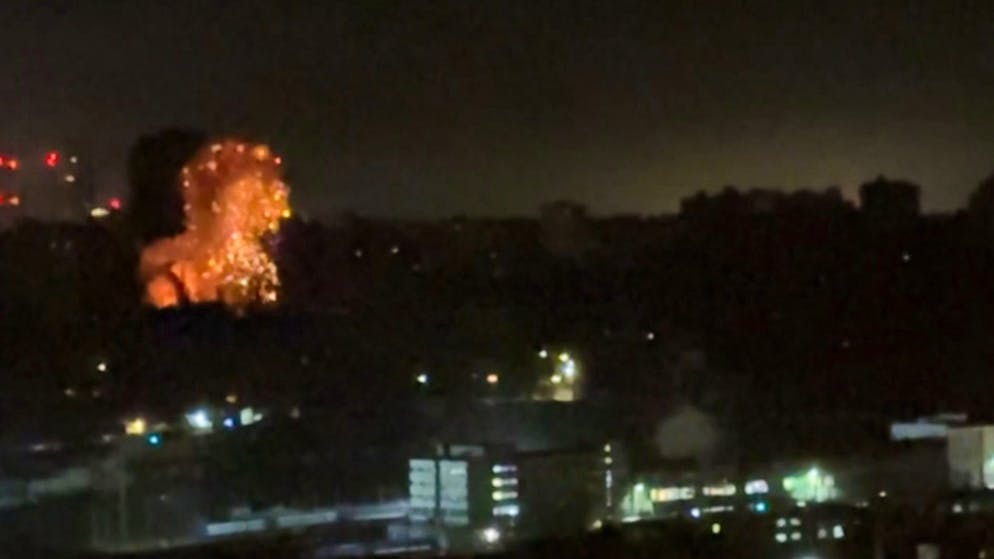 Ukraine-Ticker. Russische Luftangriffe auf Kiew – mehrere Verletzte +++ Mi-8 schiesst Shahed mit Minigun ab