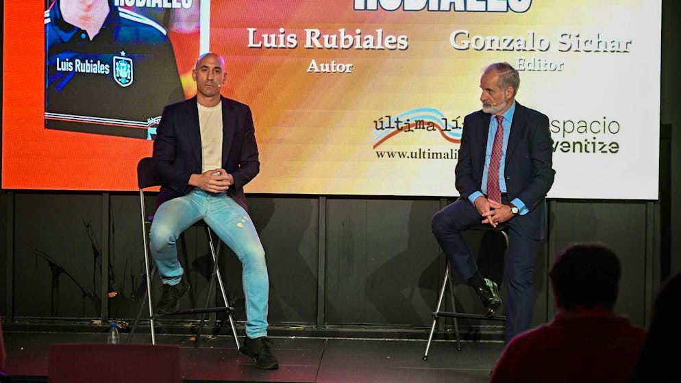 L'ex presidente dell'associazione spagnola Luis Rubiales (a sinistra) parla durante la presentazione del suo libro «Matar a Rubiales».