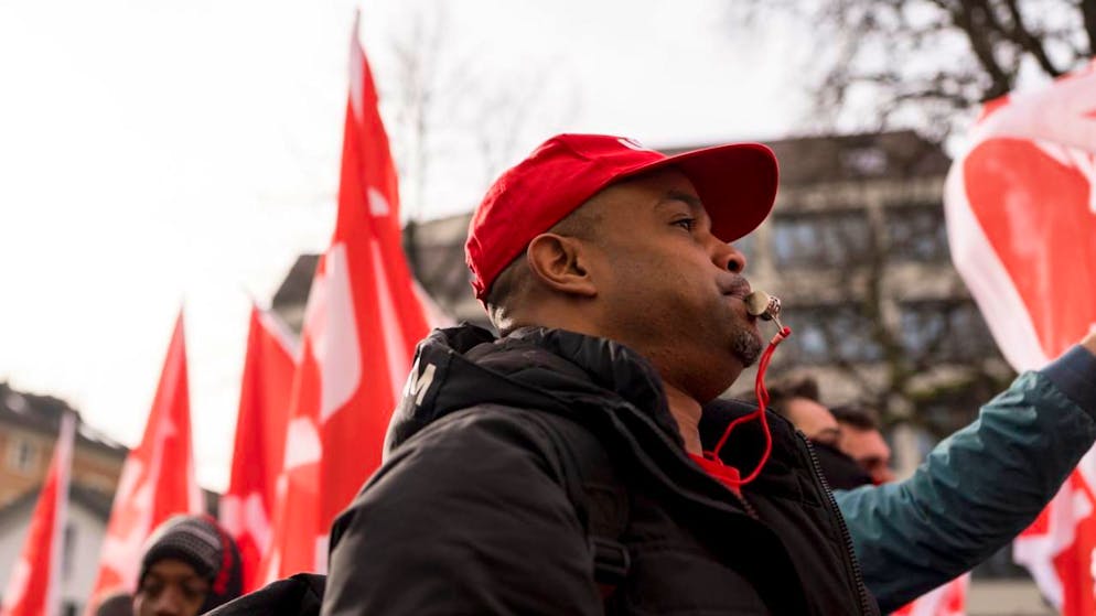 Des centaines d'ouvriers de la construction ont débrayé vendredi à Zurich.