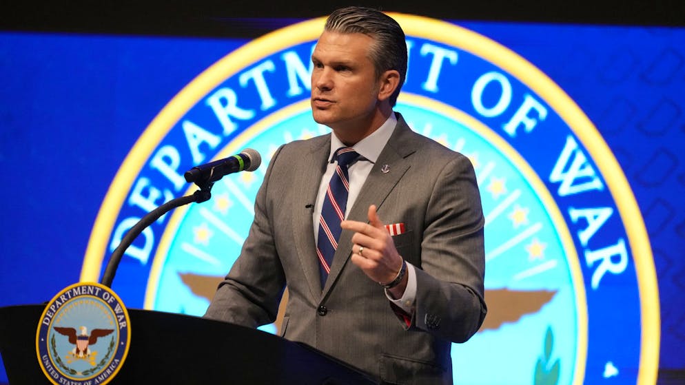 Pentagonchef Pete Hegseth bezeichnet sich nicht mehr als US-Verteidigungsminister, sondern auf Betreiben von US-Präsident Donald als Kriegsminister. 