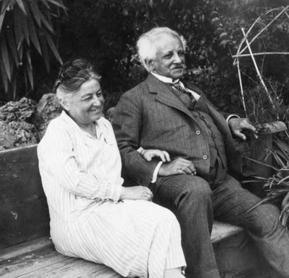 Die Nofretete – Schönheit, Macht und ein Rätsel der Geschichte. Ludwig Borchardt mit seiner Frau Emilie, 1929. Cornelius von Pilgrim, Direktor des Schweizerischen Instituts für Ägyptische Bauforschung in Kairo, beschreibt ihn als streitbaren, klar denkenden Forscher, der genau wusste, was er wollte (Quelle: Die Zeit).