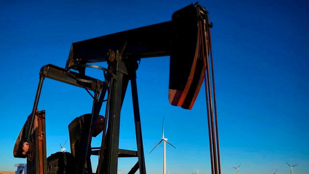 ARCHIVE - A deep pump works in the foreground, while the wind turbines of the Buckeye Wind Energy wind farm rise in the distance. Many oil lobbyists are also accredited at the climate conference in Brazil. Photo: Charlie Riedel/AP/dpa