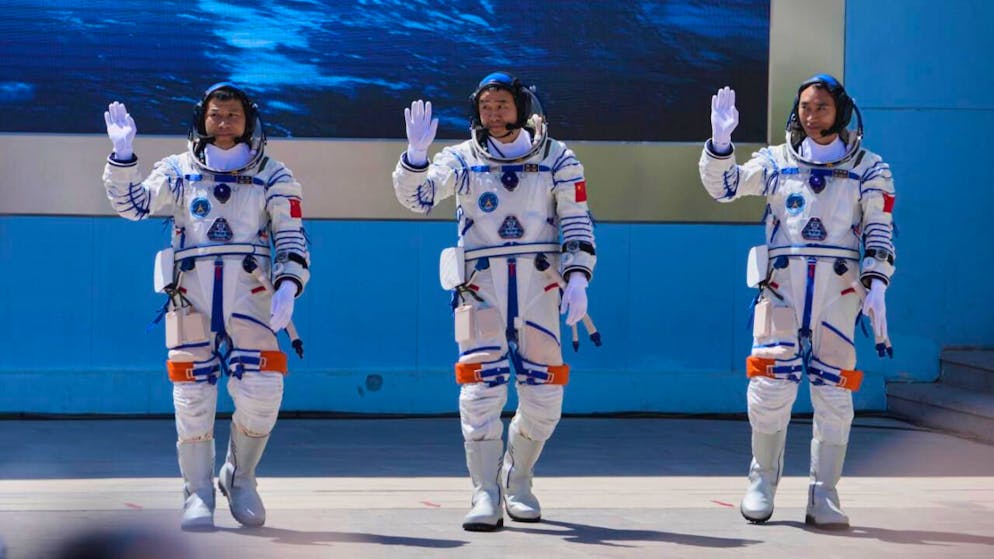ARCHIV - Die chinesischen Astronauten der Mission «Shenzhou 20», Chen Zhongrui (r-l), Chen Dong und Wang Jie, winken bei der Abschiedszeremonie für ihre bemannte Raumfahrtmission im Jiuquan Satellite Launch Center im Nordwesten Chinas. Foto: Andy Wong/AP/dpa
