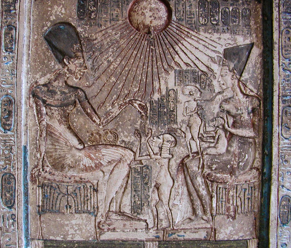 Die Nofretete – Schönheit, Macht und ein Rätsel der Geschichte. Die Stele des Echnaton mit seiner Familie, heute bekannt als «Klappaltar von Kairo», war jenes Stück, das 1913 bei der Fundteilung als Lot 1 an die ägyptische Seite ging. Im Gegenzug erhielt der deutsche Ausgräber Ludwig Borchardt die Büste der Nofretete.