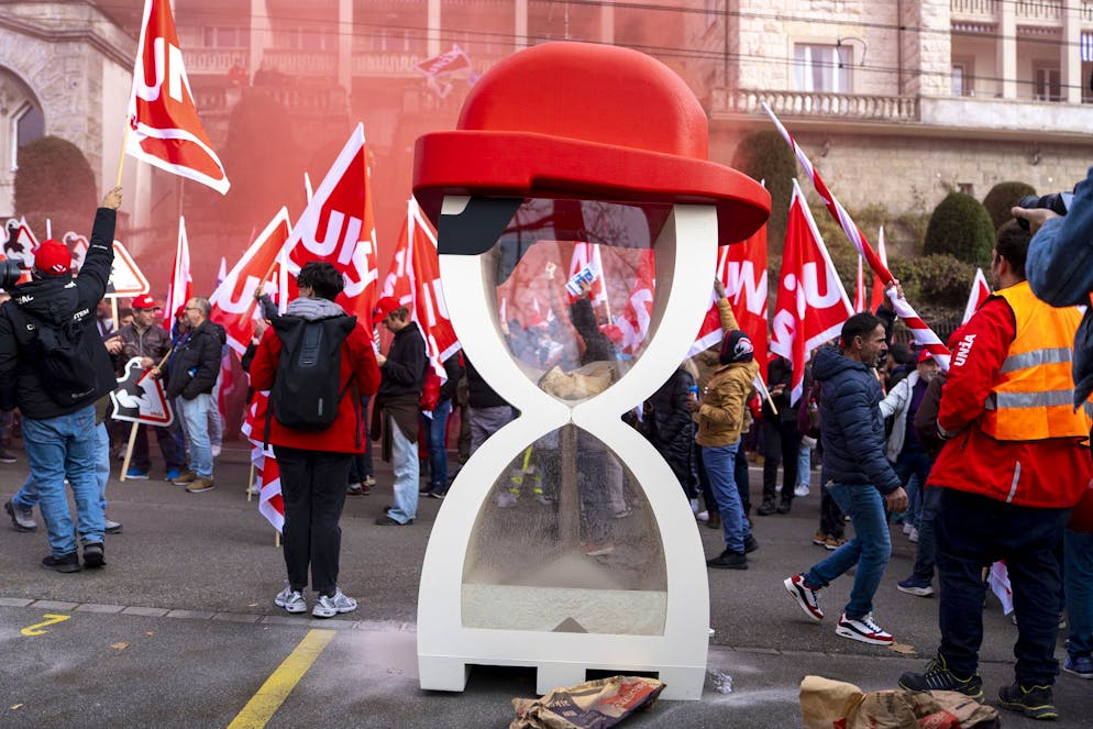 Un sablier est installé devant la Société suisse des entrepreneurs lors de la manifestation des ouvriers du bâtiment et du syndicat Unia, le vendredi 14 novembre 2025 à Zurich.