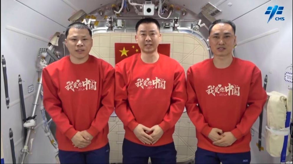 Cette capture d'écran tirée d'une vidéo publiée par l'Agence spatiale chinoise CMSA le 1er octobre 2025 montre les taïkonautes Chen Dong C, Chen Zhongrui R et Wang Jie à bord de la station spatiale chinoise Tiangong, adressant leurs sincères vœux à l'occasion de la fête nationale.