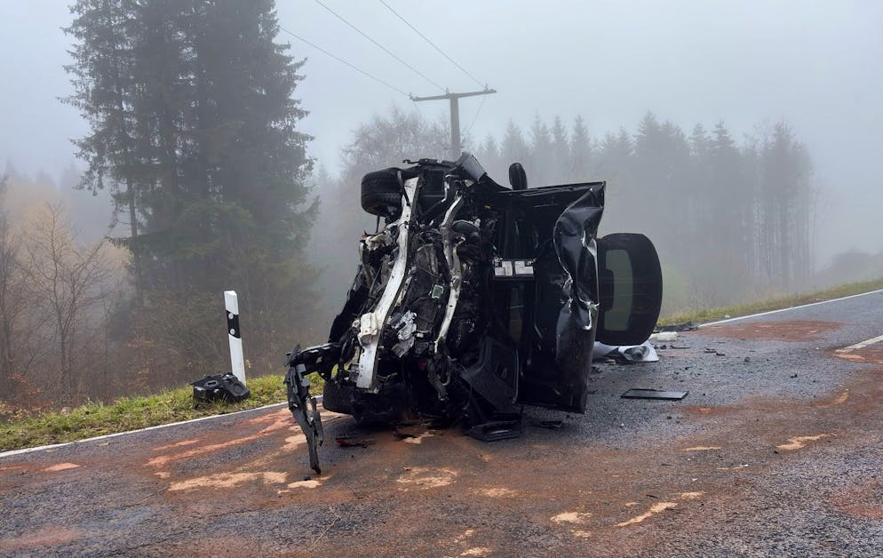 Der Unfallfahrer kam mit einer leichten Verletzung davon. 
