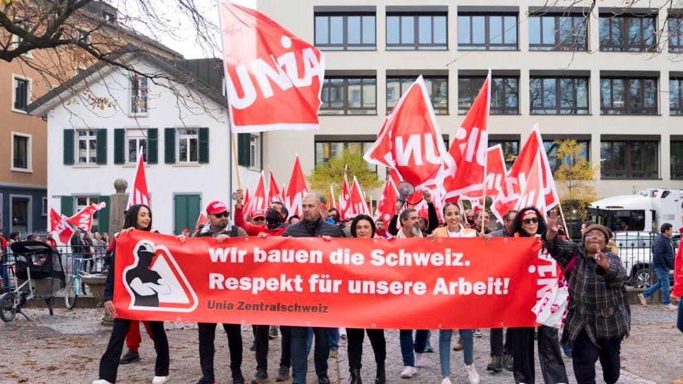 Dopo il raduno di protesta, all'ordine del giorno vi è una manifestazione autorizzata davanti alla sede centrale della Società svizzera degli impresari-costruttori.
