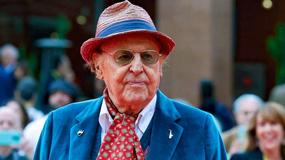 Renzo Arbore immortalato in una foto di recente a Roma