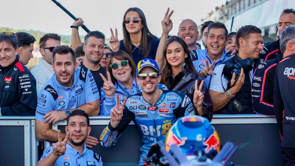 Alex Marquez feiert mit seinem Team einen weiteren Sieg im Sprintrennen