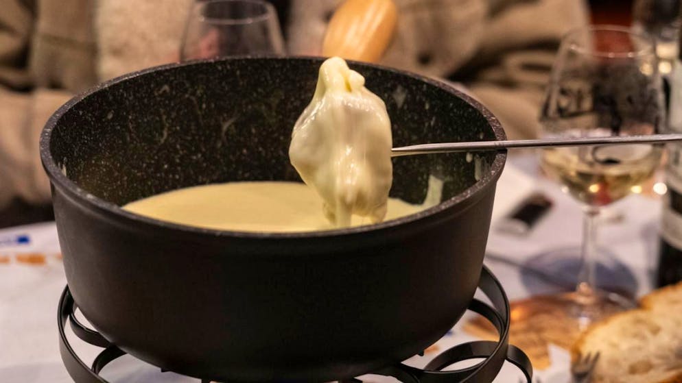 Freiburger gewinnt die Fondue-Weltmeisterschaft in Tartegnin VD - Gallery. Wettbewerbsteilnehmer kosten eines der Fondues, die am Samstag in Tartegnin VD an der Fondue-WM präsentiert wurden.
