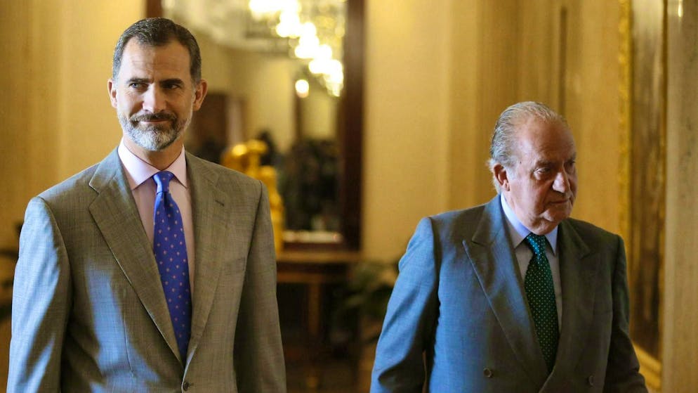 Le roi d'Espagne Felipe garde depuis des années ses distances avec son père controversé, l'ancien roi Juan Carlos.