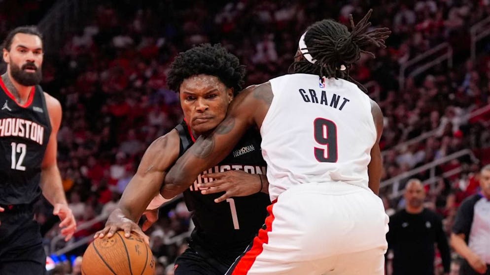 Houstons Amen Thompson (am Ball) kann von Portlands Jerami Grant nur mit einem Foul gestoppt werden