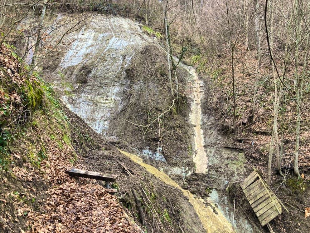 Wooden footbridge destroyed in landslide: more than 70 Swiss hiking trails are no longer passable due to natural events or imminent dangers.