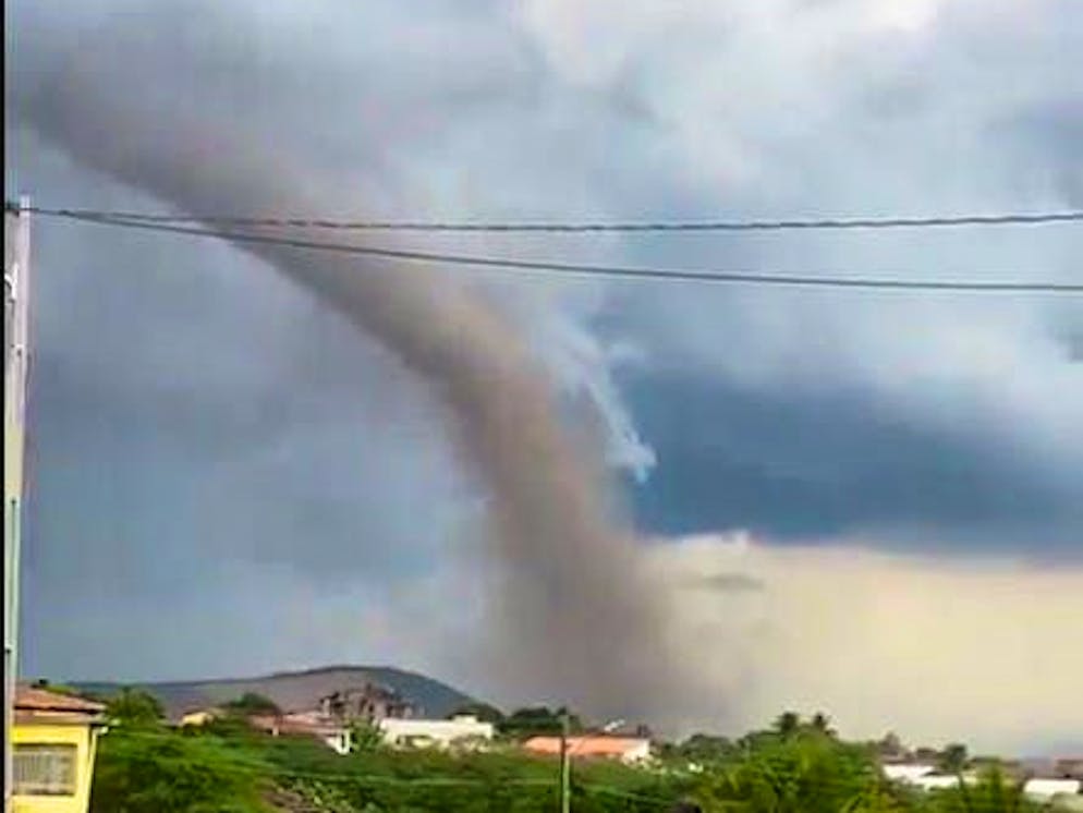 Une tornade provoque de graves dégâts dans le paradis des vacanciers qu'est l'Algarve.