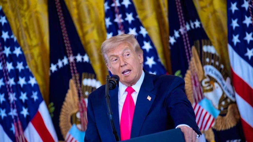 Donald Trump's government is under pressure due to rising consumer prices in the USA. Now the president is doing a backwards roll - and removing some foods from his tariff list. (archive image)