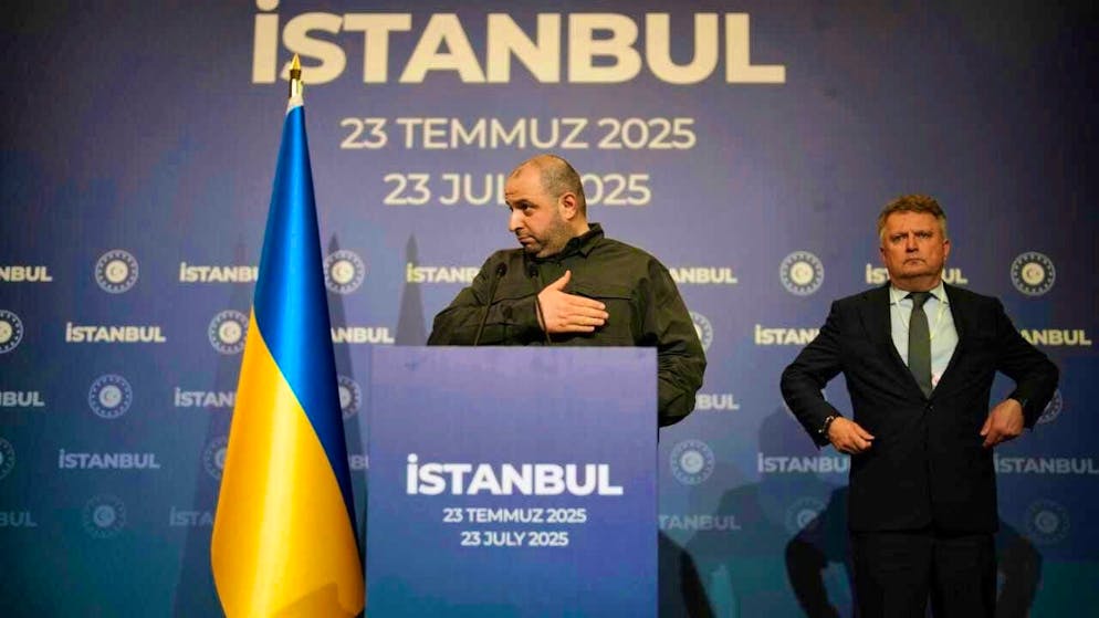ARCHIVE - The chief negotiator of the Ukrainian team, Rustem Umyerev (l), ex-defense minister and newly appointed secretary of the National Security Council, gestures during a press conference after peace talks between Russian and Ukrainian delegations at the Ciragan Palace. Photo: Emrah Gurel/AP/dpa