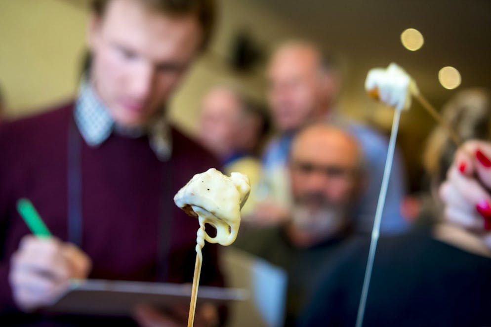 Fäden ziehen auf höchstem Niveau: Heute Samstag entscheidet sich, wer Fondue-Weltmeister*in 2025 wird (Archivbild).