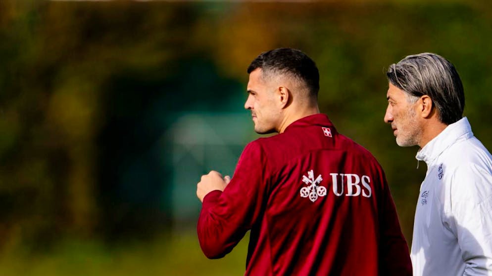 Nationalmannschaftscaptain Granit Xhaka und Trainer Murat Yakin in der Vorbereitung auf das Heimspiel gegen Schweden