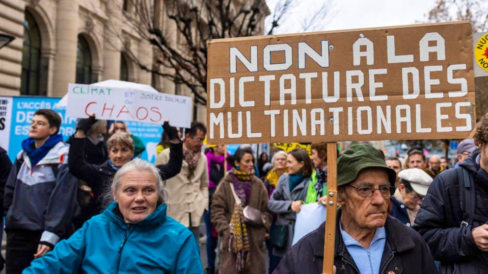 «No alle multinazionali». Ginevra: in 500 manifestano per la giustizia sociale e climatica