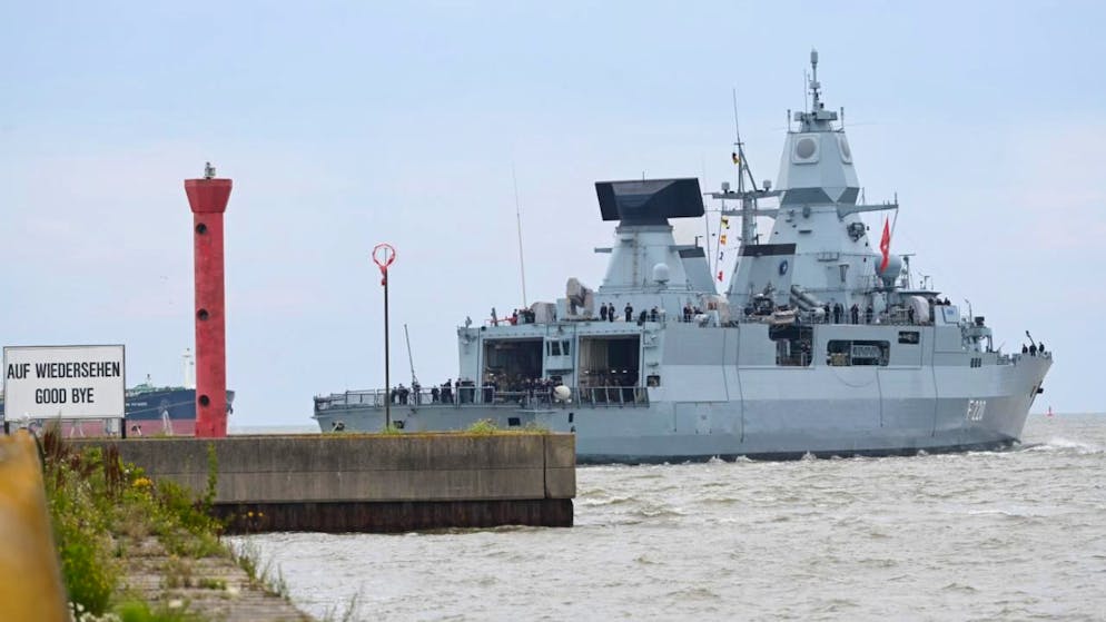 ARCHIV - Die deutsche Fregatte «Hamburg» verlässt den Hafen von Wilhelmshaven. Foto: Lars Penning/dpa/Archivbild