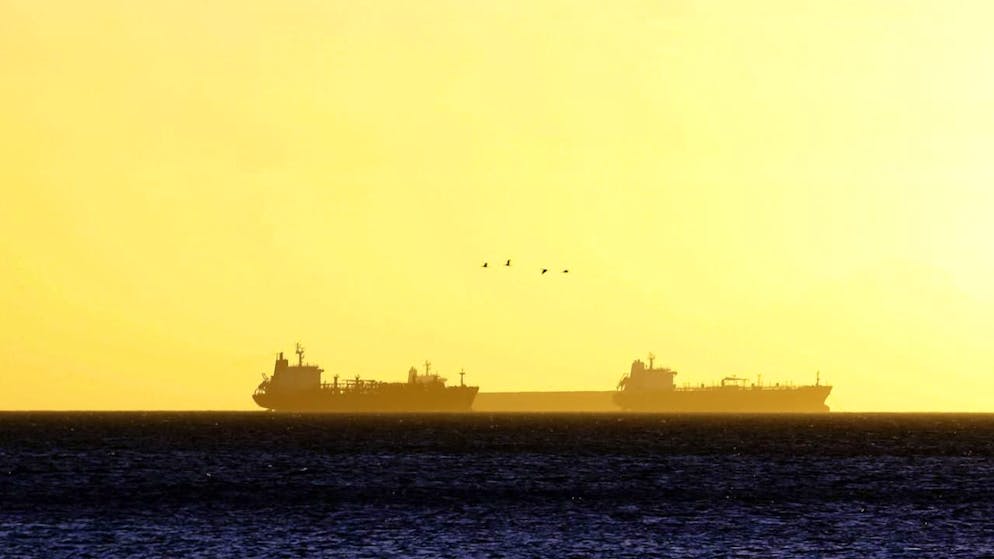 ARCHIV - Eine Gruppe von Öltankern wartet bei Sonnenuntergang auf die Einfahrt in das PDVSA-Dock in Guaraguao, um mit Öl versorgt zu werden. Foto: Juan Carlos Hernandez/ZUMA Wire/dpa