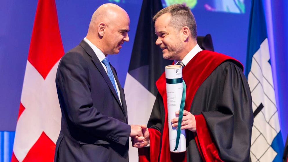 «Un mediatore fra scienza e politica». L'Università di Friburgo conferisce un dottorato honoris causa ad Alain Berset