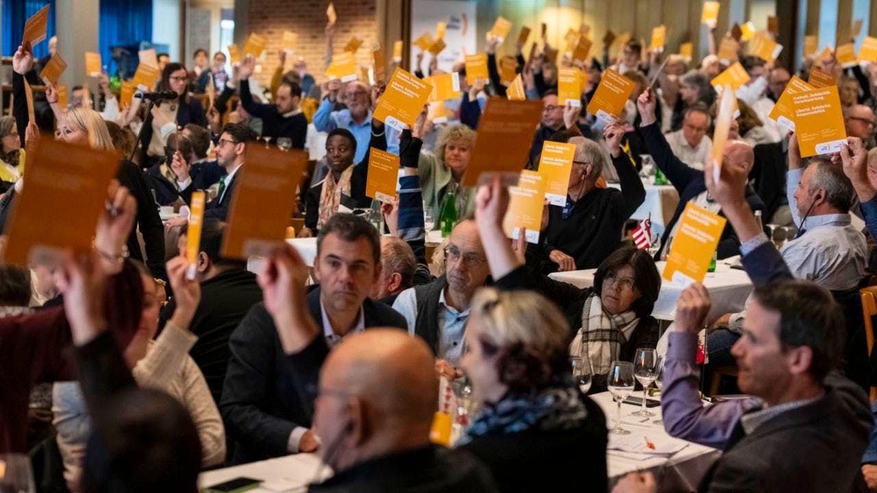 Political parties. Center strongly opposes reduction in SRG fees