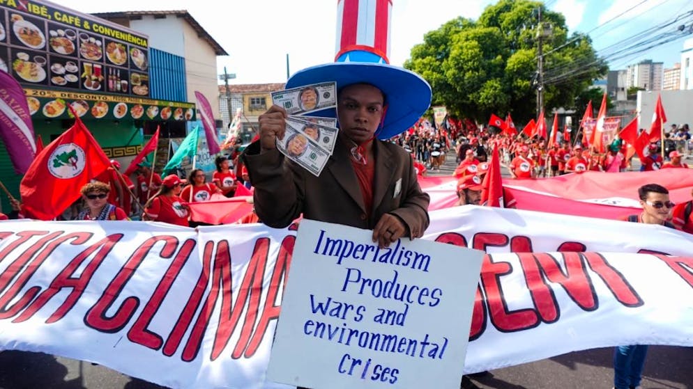Des milliers de militants et d'indigènes rassemblés samedi à Belem pour une grande marche.