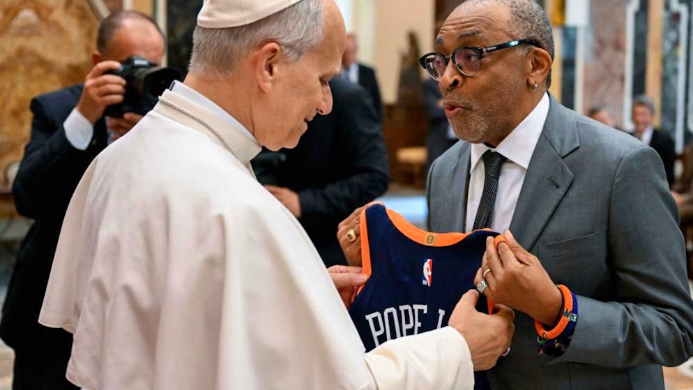 US-Filmemacher Spike Lee (r.) übergibt dem Papst ein Trikot von dessen Basketball-Lieblingsklub.
