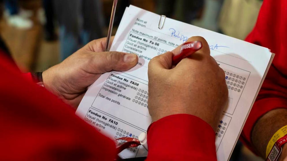 Freiburger gewinnt die Fondue-Weltmeisterschaft in Tartegnin VD - Gallery. Ein Jurymitglied bewertet eines der Wettbewerbsfondues.