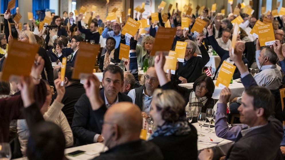 Die Delegierten der Mitte stimmen an der Delegiertenversammlung mit grosser Mehrheit gegen die «SRG-Initiative - 200 Franken sind genug», die sogenannte.Halbierungsinitiative. 