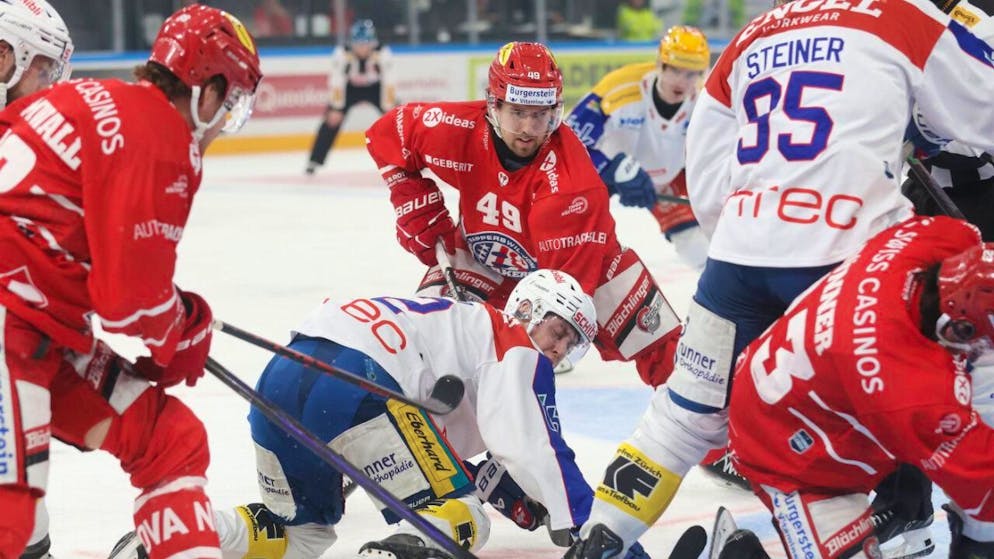 Die Rapperswil-Jona Lakers (in Rot) mühen sich gegen Kloten zu einem knappen Heimsieg