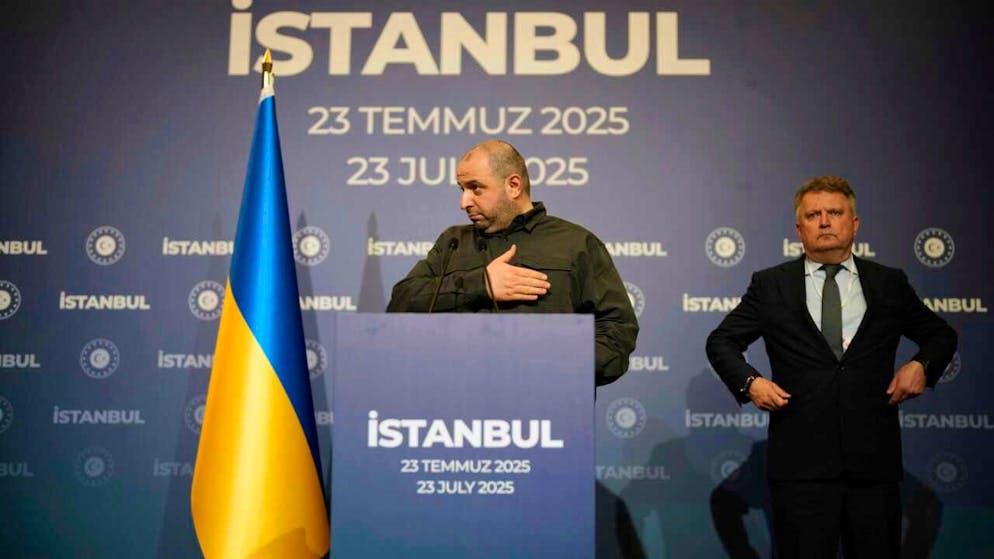 ARCHIV - Der Chefverhandler des ukrainischen Teams, Rustem Umjerow (l), Ex-Verteidigungsminister und neu ernannte Sekretär des nationalen Sicherheitsrats, gestikuliert während einer Pressekonferenz nach Friedensverhandlungen zwischen russischen und ukrainischen Delegationen im Ciragan-Palast. Foto: Emrah Gurel/AP/dpa