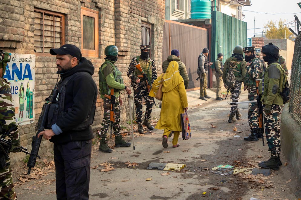 In einer Polizeiwache in Nowgam, Kaschmir, detoniert von der Polizei beschlagnahmter Sprengstoff. Neun Personen sterben, Dutzende weitere werden verletzt. 