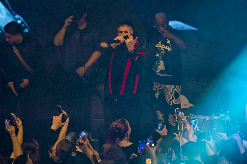 Haftbefehl gave a half-hour concert at the Alando Palais club in Osnabrück on Saturday night - the first since the release of the furor-free documentary on Netflix.