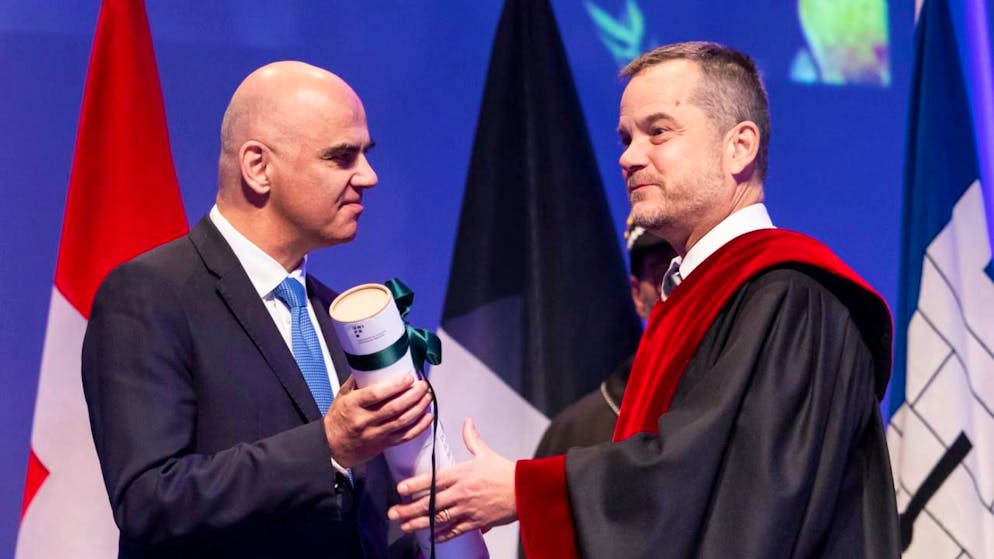 Dekan Michael Walch (r.) überreichte Alain Berset die Ehrendoktorwürde.