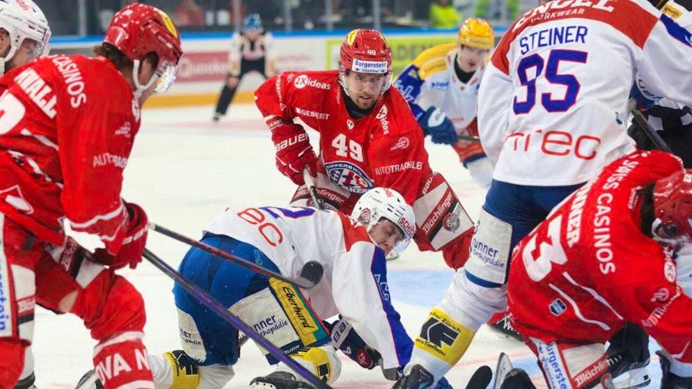 The Rapperswil-Jona Lakers (in red) struggle to a narrow home win against Kloten