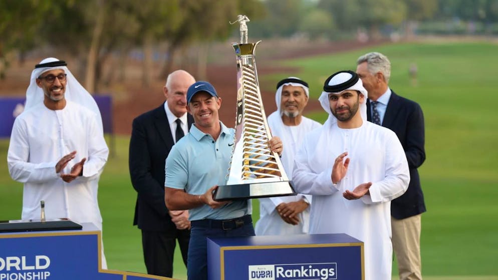 Rory McIlroy posiert mit der Trophäe
