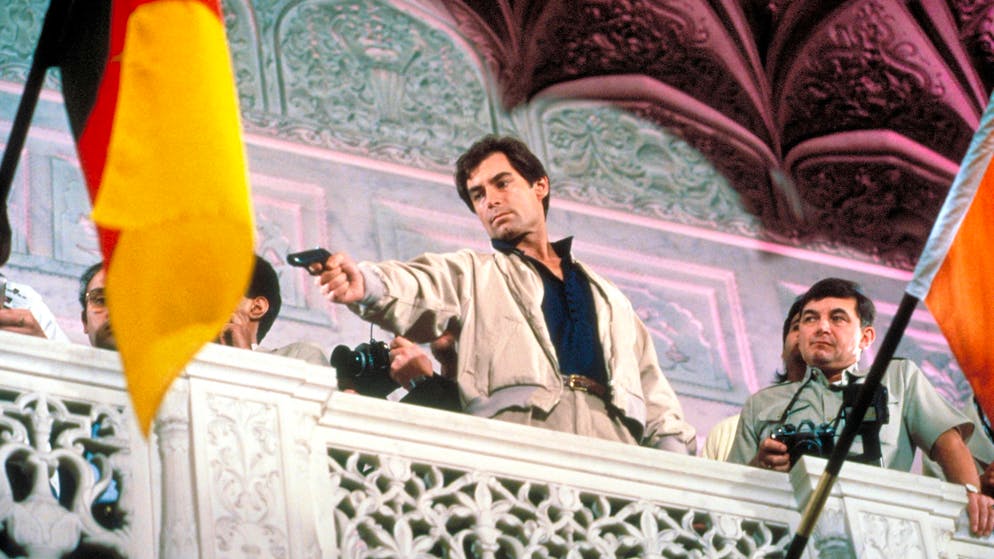 Timothy Dalton (Mitte) durfte nur zweimal den britischen Geheimagenten spielen. Das Bild zeigt ihn im Film «James Bond 007 – Der Hauch des Todes» (1987).