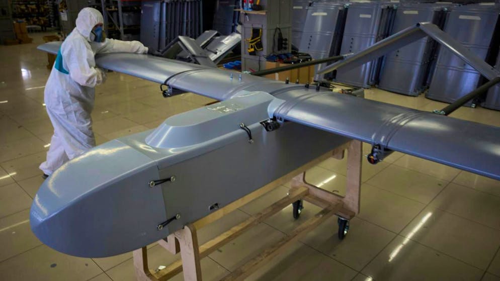 ARCHIV - Ein Arbeiter inspiziert eine Kampfdrohne in der geheimen Fabrik von Fire Point. Foto: Efrem Lukatsky/AP/dpa