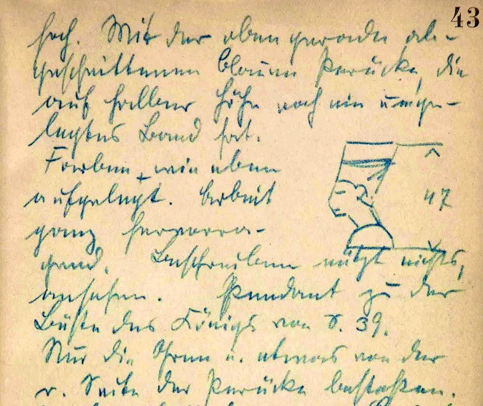 Néfertiti_Série d'images. Ludwig Borchardt documente la découverte de Néfertiti dans son journal de fouilles : à côté d'une esquisse du buste, il écrit : "Buste peint grandeur nature de la reine, 47 cm de haut, avec la perruque bleue à peine coupée en haut, qui a encore un ruban rabattu à mi-hauteur. Couleurs telles qu'elles viennent d'être appliquées. Travail tout à fait remarquable. La décrire ne sert à rien, il faut la voir.