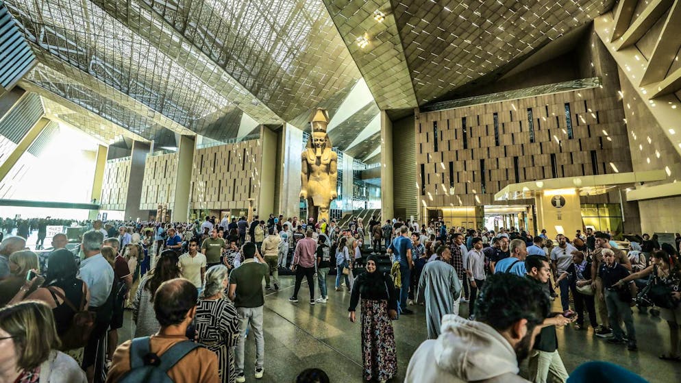 The newly opened Grand Egyptian Museum in Giza: many Egyptians want Nefertiti to return here one day - to a place where she would be in good hands compared to the old museum in Cairo.