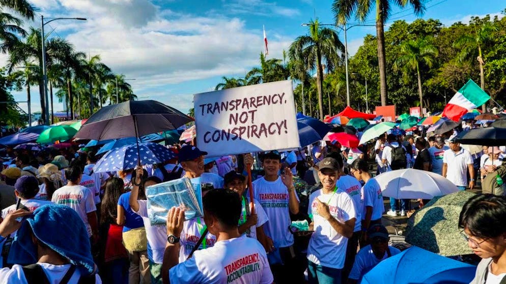 Members of the religious sect Iglesia Ni Cristo (Church of Christ) hold a placard as they take part in a three-day anti-corruption rally in Rizal Park. Photo: Mark Cristino/AP/dpa