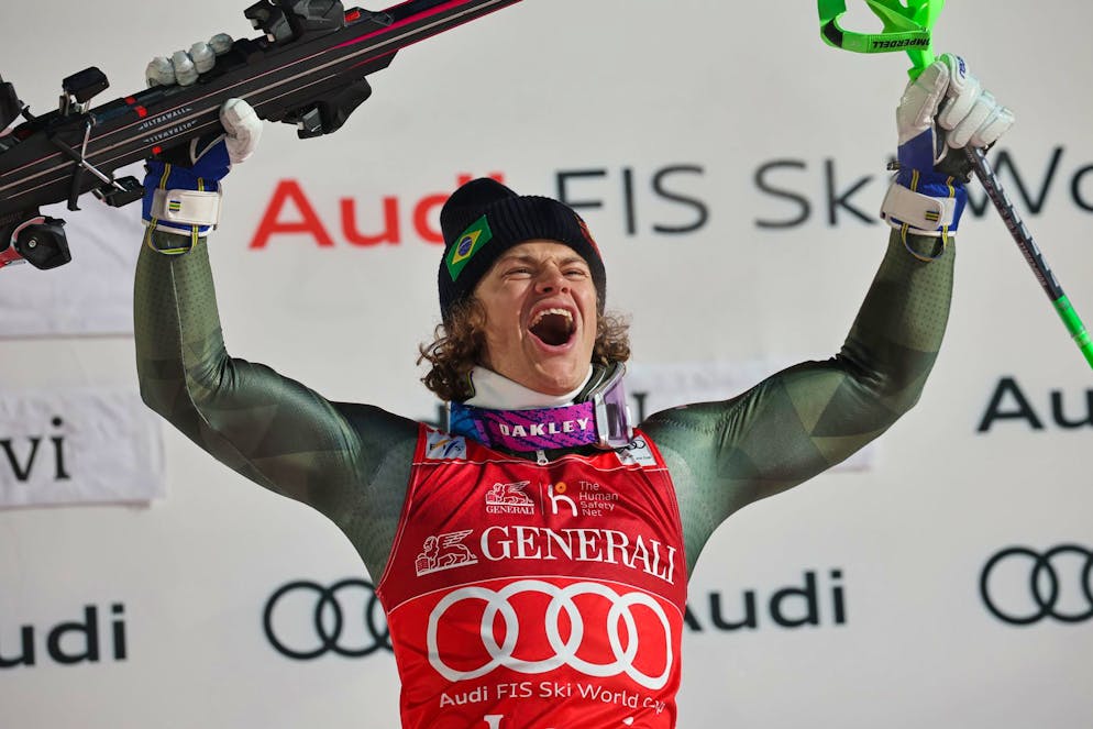 Lucas Pinheiro Braathen festeggia la prima vittoria in Coppa del Mondo difendendo i colori verdeoro.