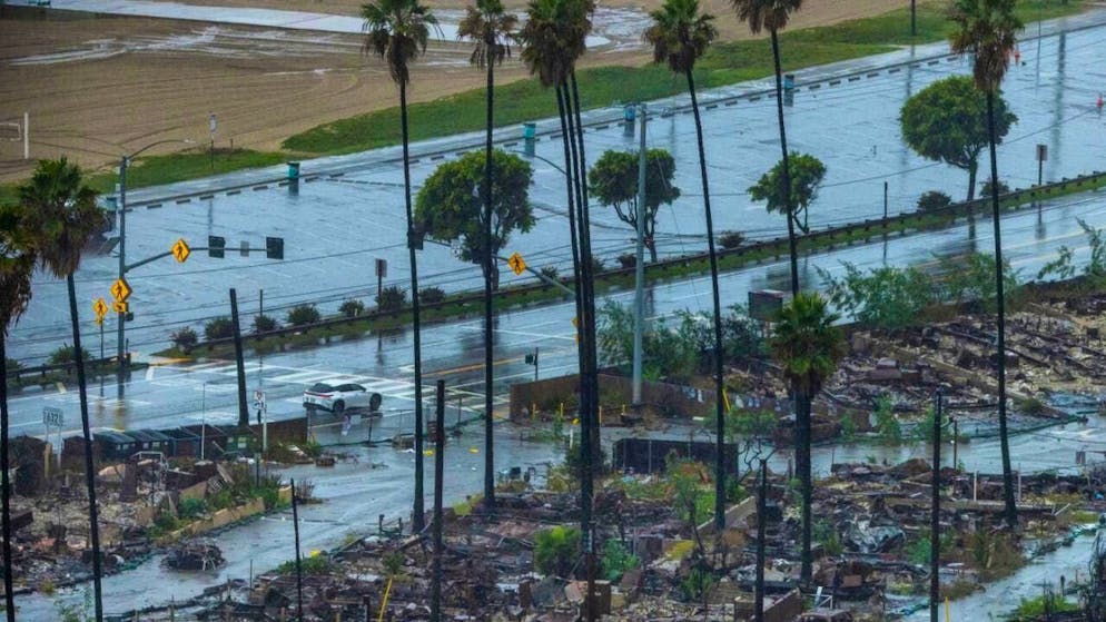 dpatopictures - Rain falls on the Palisades Fire area in the Pacific Palisades neighborhood of Los Angeles. Photo: Ethan Swope/AP/dpa
