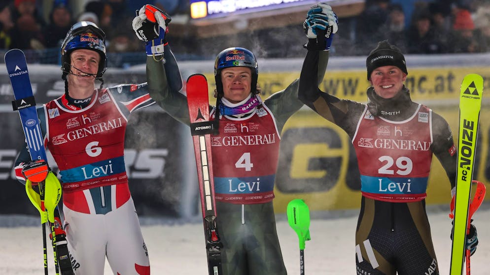 Lucas Braathen (mitte) gewinnt sein erstes Weltcup-Rennen für Brasilien.