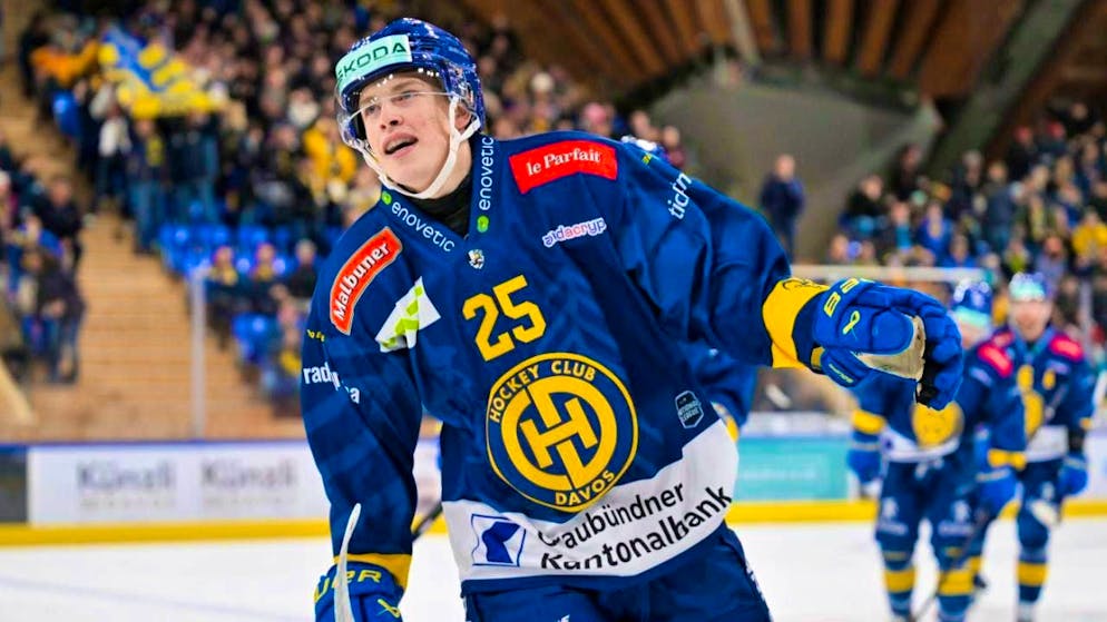 Beni Waidacher scores his first goal in the National League for HC Davos